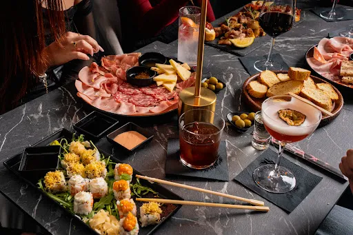 Foto di IMPERIUM Lounge Bar - Pub Aperitivo e Apericena a Palermo - Drink Cocktail Vino e tagliere di carne o sushi