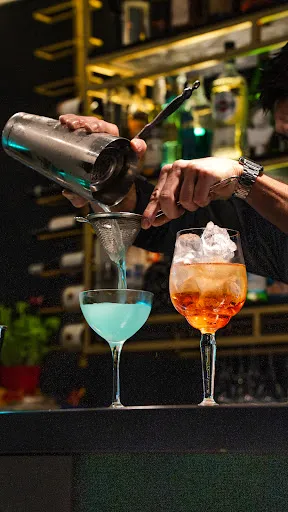 Foto di IMPERIUM Lounge Bar - Pub Aperitivo e Apericena a Palermo - Drink Cocktail Vino e tagliere di carne o sushi