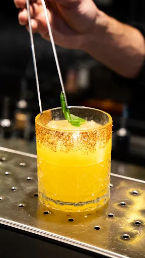 Foto di IMPERIUM Lounge Bar - Pub Aperitivo e Apericena a Palermo - Drink Cocktail Vino e tagliere di carne o sushi