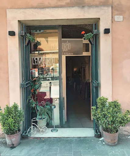 Foto di L'Emporio sulla strada