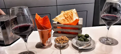 Foto di Tana Libera Tutti caffè-bistrot- cocktail bar Bologna centro con sala bimbi