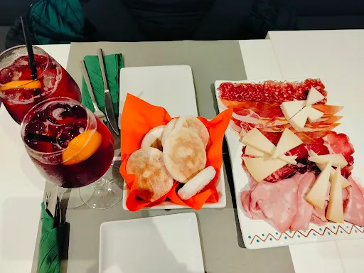 Foto di Tana Libera Tutti caffè-bistrot- cocktail bar Bologna centro con sala bimbi