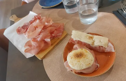 Foto di why not? food and drink